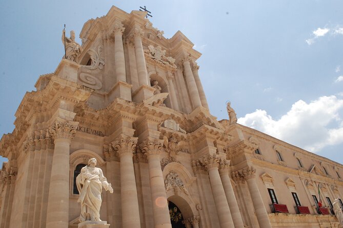 1 hour Calessino/Tuk tuk Tour to Syracuse or Ortigia Island - Crossing the old stone bridge: linking Syracuse and Ortigia in one look
