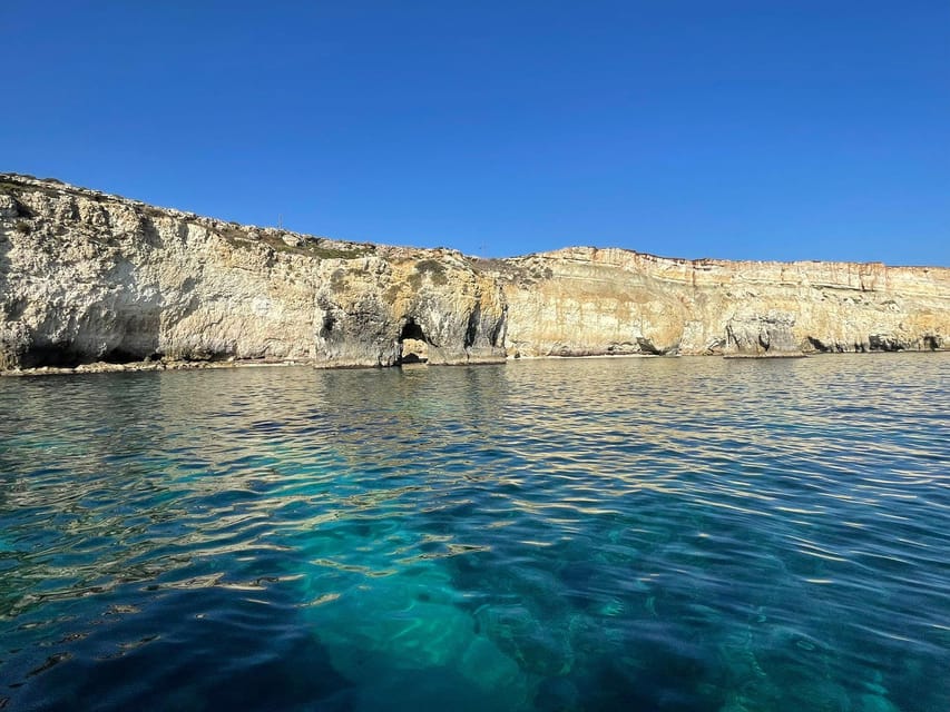 2.5-HOUR BOAT TOUR ORTIGIA+SEA CAVES+PILLIRINA+FRUIT DRINK - Meeting at Via Eritrea, 2, then heading straight into Syracuse by sea