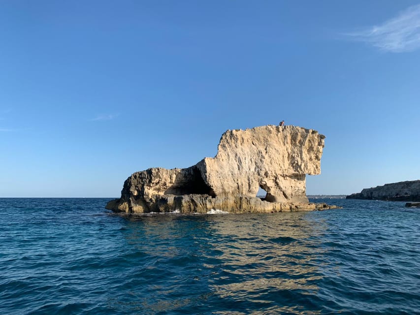 2.5-HOUR BOAT TOUR ORTIGIA+SEA CAVES+PILLIRINA+FRUIT DRINK - Ortigia on the water: photo stops with heart-shaped cave magic