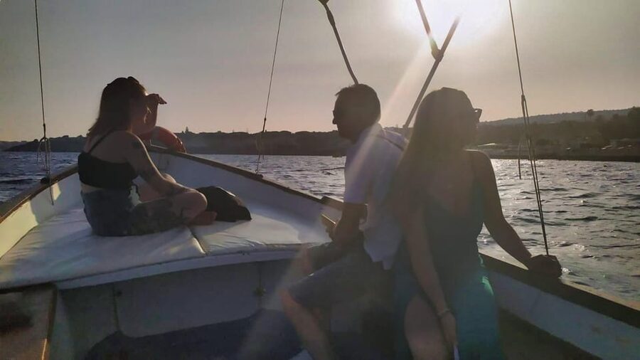 Aci Trezza boat tour sunset and dinner sicilian family home - Getting there: the Via Ricca meeting point and pickup logic