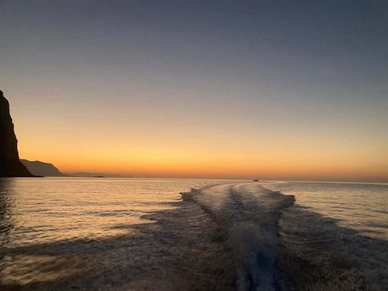 Aperitif on a boat at sunset at the Queen Cave - Key things that make this boat aperitif special