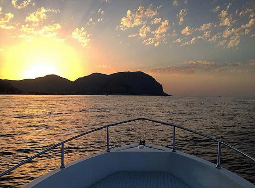 Aperitif on a boat at sunset at the Queen Cave - Aperitif on the boat: meat or fish plus a real drink
