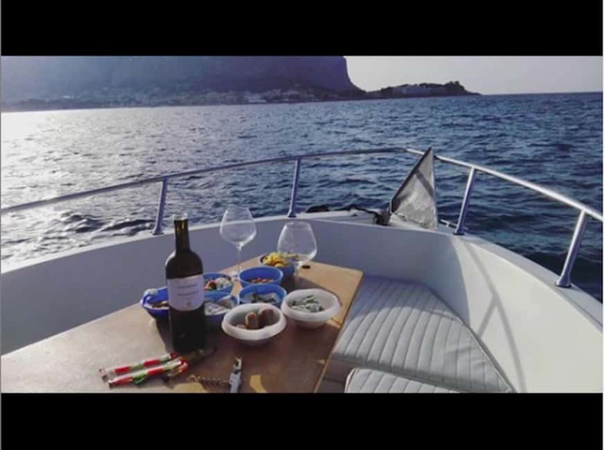 Aperitif on a boat at sunset at the Queen Cave - Duration, pacing, and why the small group feels better