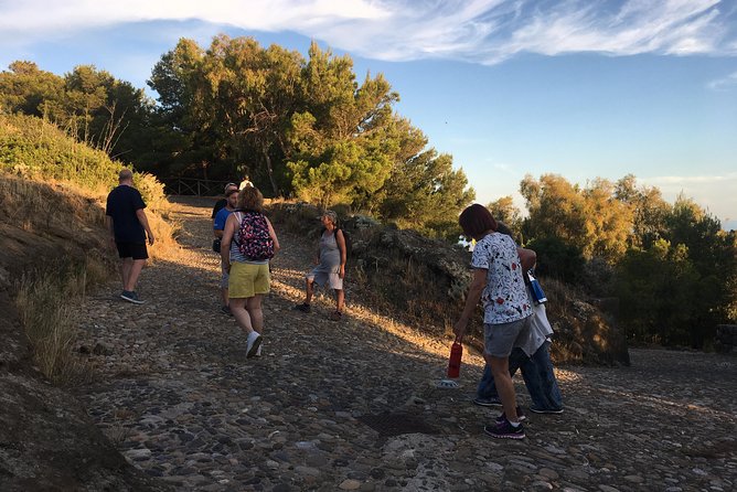 Archaeological excursion to the Rocca della Falconiera in Ustica - Getting oriented on Ustica: a fortress-rock with real layers