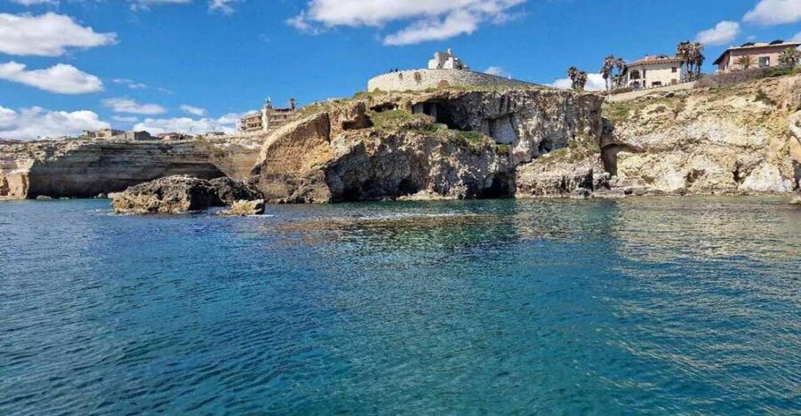 Boat tour of the island of Ortigia and the sea caves - The perimeter cruise: Ortigia’s big landmarks from the sea