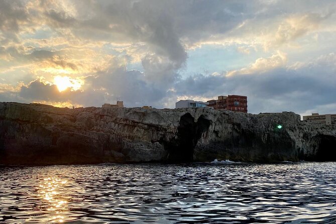 Boat tour Ortigia, sea caves and Pillirina 2h - South to Plemmirio: the coast that looks made for swimming