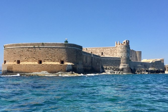 Boat tour Ortigia, sea caves and Pillirina 2h - Ognina’s rocky coasts: the closing chapter of the route