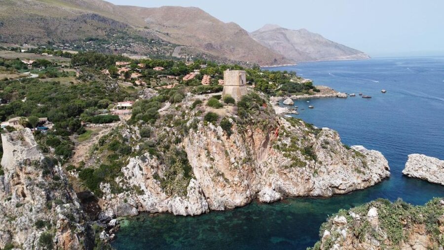 Castellammare del Golfo: Snorkeling Cruise Day Trip - What the crew on a small boat gets right
