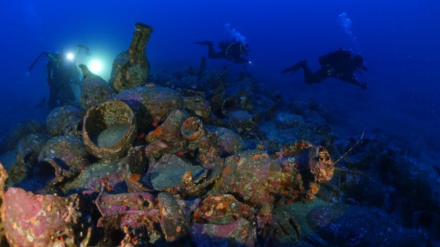 Catania : Diving for patented divers - Lava rocks, canyons, and the Mediterranean life you can spot