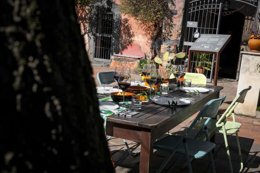 Catania: Etna Urban Winery Sicilian Lunch with Wine Tasting - A Catania-area winery lunch built around Etna wines