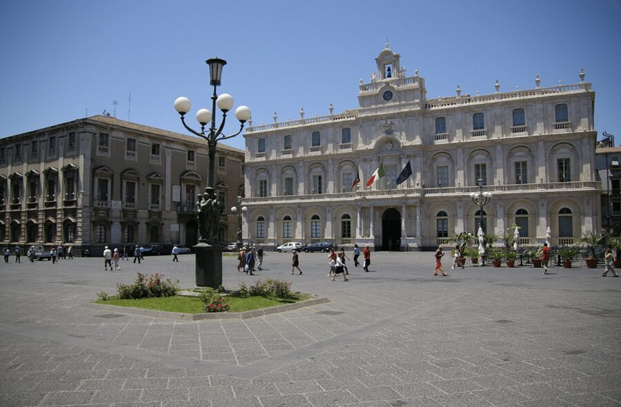 Catania Historic center Walking tour - Piazza dell’Università and Piazza Bellini: big squares with a purpose