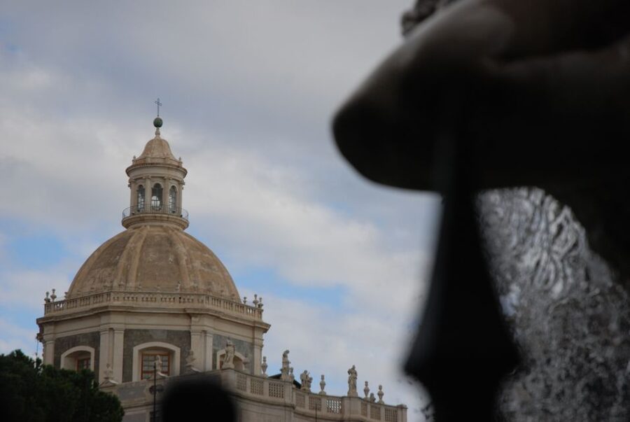 Catania Night Street Food & Backstreet Tour with a Local - Meeting at Piazza del Duomo, then heading into Pescheria