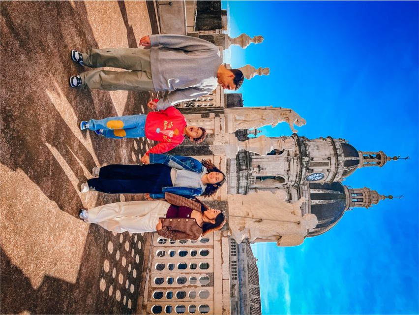 Catania: Photo Tour - Piazza Umbrella: turning color and old stone into dramatic portraits