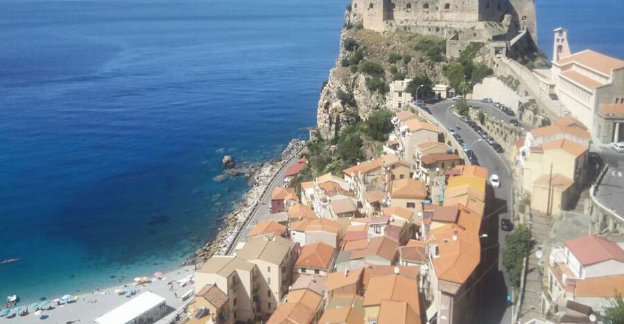 Catania: Savoca Godfather Tour & Taormina With Food Tasting - The included Sicilian cannolo or arancino bite