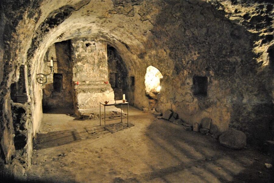Catania: Underground and Street Food Walking Tour - Mandarino e limone at the kiosk: eat, sip, and do it the local way