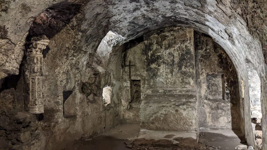 Catania: Underground Catania Tickets and Guided Tour - Group Size, Hearing Your Guide, and Language Comfort