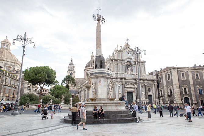 Catania unique walking tour of the city center - Getting Oriented at the Via Vittorio Emanuele II Meeting Point