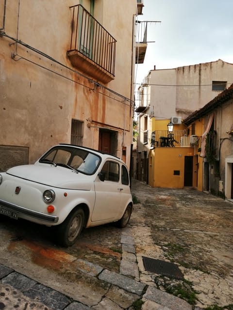 Cefalù: History and Legends Guided Walking Tour - The First 10 Minutes: Quick Panoramas Without a Big Effort