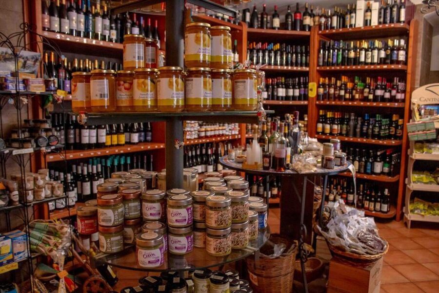 Erice: degustazione di prodotti tipici siciliani - The shop setting in Erice: more than a tasting counter