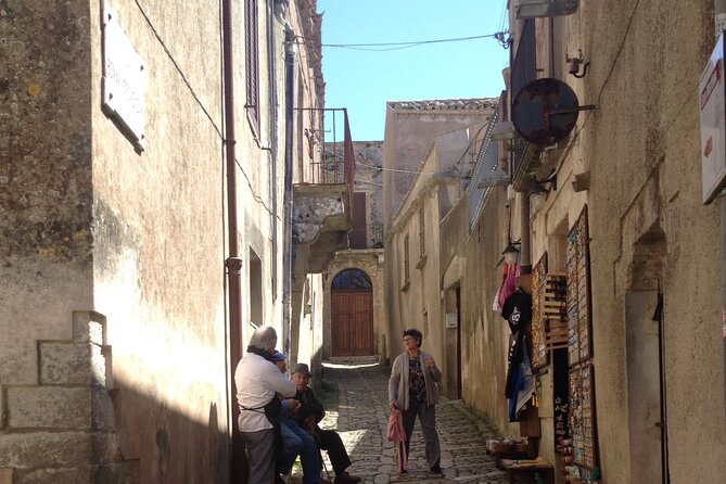 Erice walking-tour, the ancient village and local products (all incl) - Getting to the hilltop: the 3.5-hour flow and group size