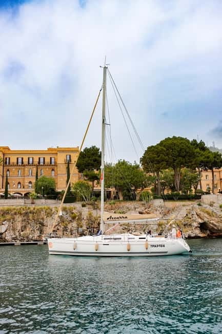 Escursione di mezza di giornata in barca a vela - Wind-powered sailing, or motor when the sea says no