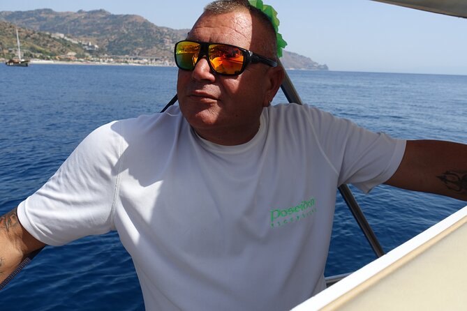 Escursioni in barca Taormina Giardini Naxos Isola bella - The Grotta Azzurra moment, and why it is worth staying present