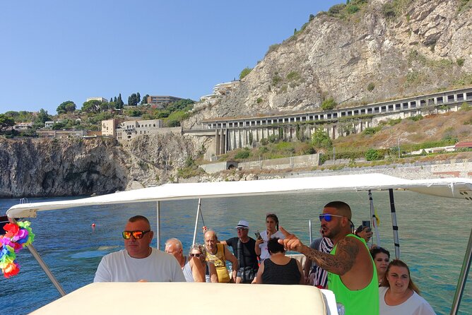 Escursioni in barca Taormina Giardini Naxos Isola bella - Aperitivo on board: prosecco, Sicilian bites, and real relaxation