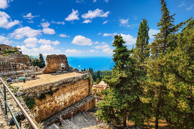 Etna and Taormina con pranzo - Lunch in an Etna Wine Cellar: Food, Wine, and a Proper Pause