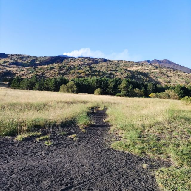 Etna excursions at sunset ancient craters and lava flows - The main hike: a 2 km easy loop over lava fields