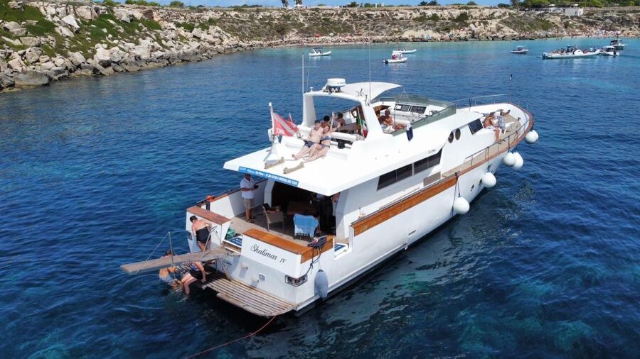 Favignana e Levanzo: tour condiviso Yacht Shalimar IV - Favignana free time: 2 hours for exploring, shopping, and cooling down