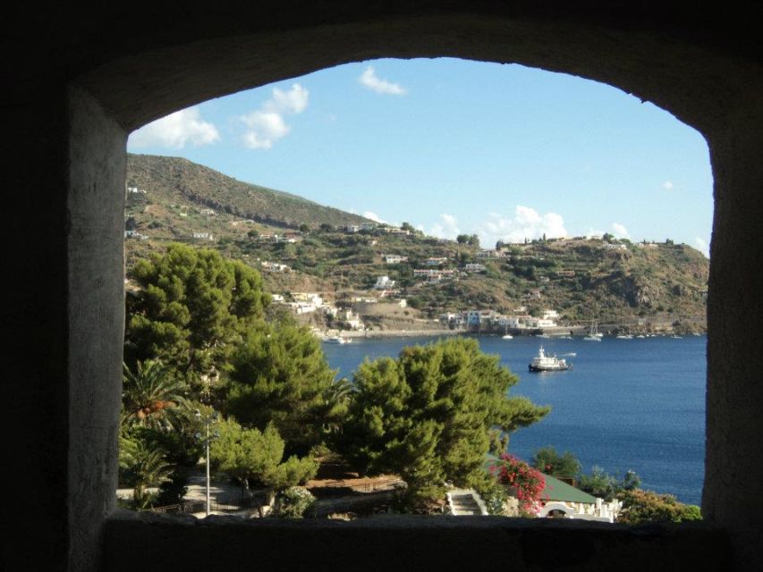From Milazzo: Lipari and Vulcano Day Trip - Vulcano arrival: sulfur smell, black-sand mood, and your 2.5 hours