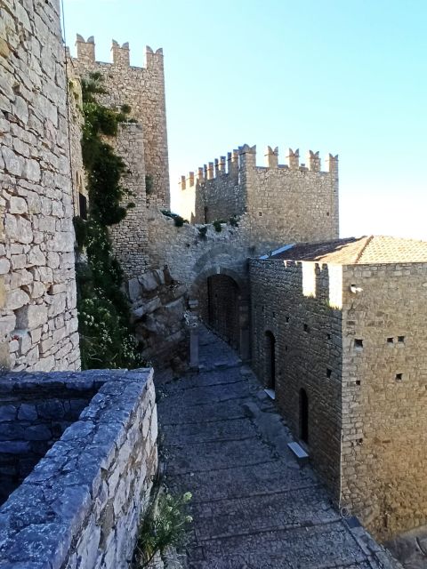 From Palermo: Medieval castle tour of Caccamo and Cefalù. - Cefalù: UNESCO Duomo, the medieval wash house, and real time for lunch