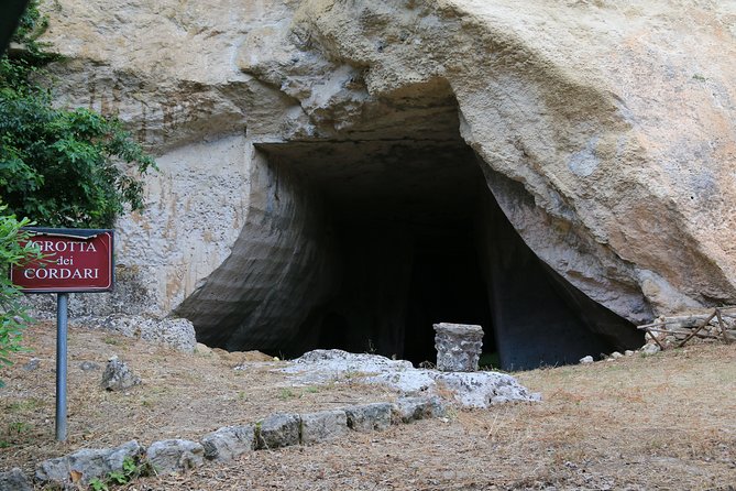 Group guided tour of the archaeological park of Neapolis - Ara di Ierone and the Roman amphitheater: short stops with meaning