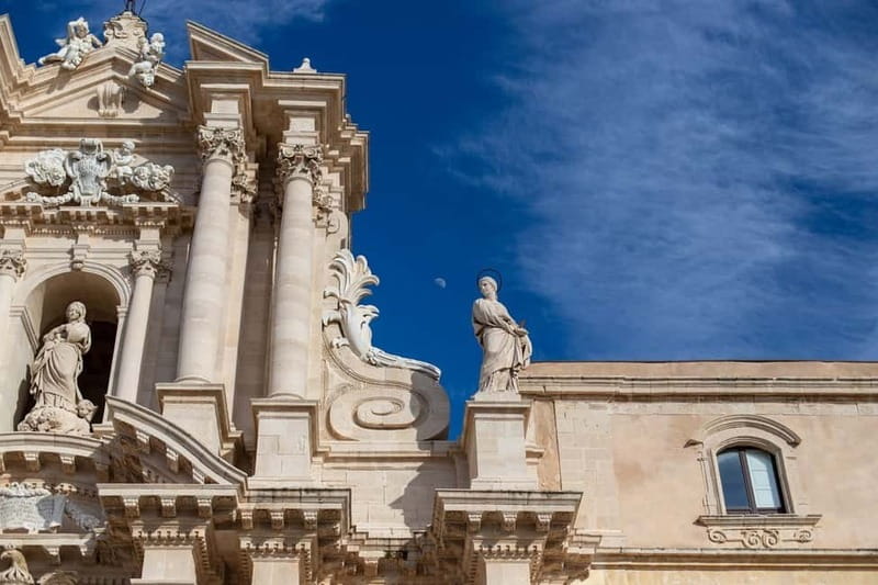 Guided tour of Ortigia with Fish Street Food at the market - Piazza Archimede and the Fountain of Diana Stop