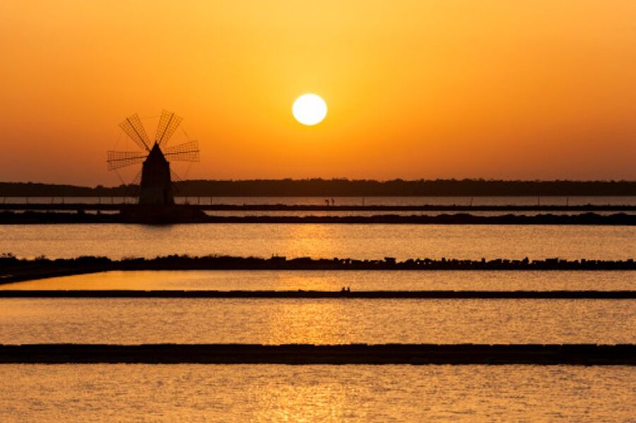 Guided tour of the Marsala Salt Pans and salt harvesting - Salt in cooking and cosmetics: why the tour goes there