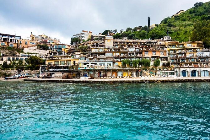 Half day with lunch in luxury private tour - On-board aperitif, lunch, and prosecco that actually stays part of the day