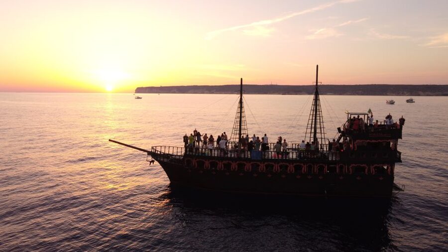 Lampedusa: Sunset Dolphin Sighting on a Pirate Ship - The dolphin part: what you’re really waiting for
