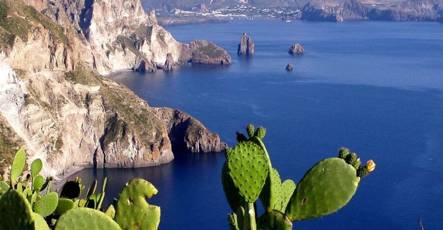 Lipari: Boat Tour of Vulcano Island with Disembarkation Stop - Swimming stop before you land on Vulcano