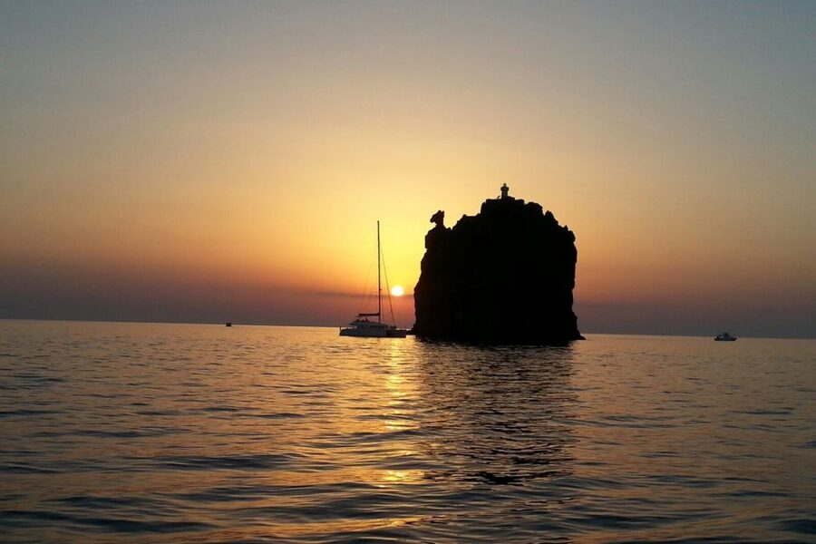 Lipari: Vulcano, Panarea, and Stromboli Cruise - Meeting point on Lipari: where Popolo Giallo starts the day