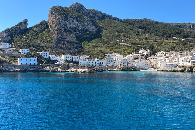 Mini Cruise to Favignana and Levanzo with lunch on board - Leaving Favignana for Levanzo: the Faraglione draw