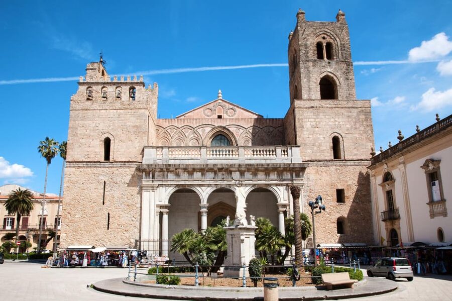 Monreale Cloister Ticket with Audio App - Getting Oriented at Piazza Guglielmo il Buono