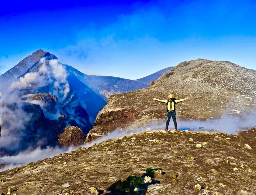 Mount Etna: Central Crater Guided Hike for Advanced Hikers - Lunch at the Volcanological Observatory and what to pack