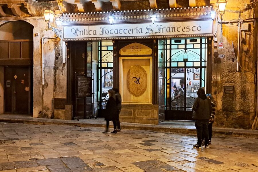 Napoli tour: alla scoperta del centro storico - Piazza Bellini: Greek walls beside today’s Naples