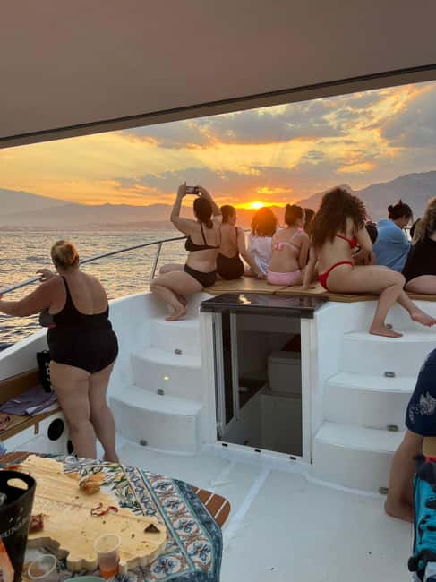 Naxos: Cruise on Isola Bella with swimming, fruit & prosecco - The captain and guide: why the tone matters on a small boat