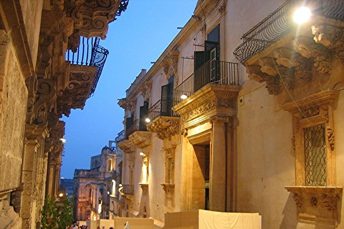 Noto Private Tour from Syracuse with sicilian "Arancino" - The churches and palaces: what to look for while you walk
