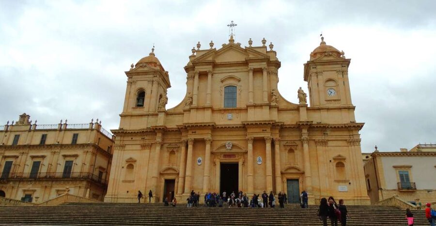 Noto: Sicilian Baroque Architecture Guided Walking Tour - Entering Noto’s Sicilian Baroque from Porta Reale