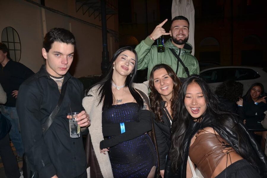 Palermo: Guided Bar Crawl with Shots and Discounts on Drinks - Guides and group energy: why people feel looked after