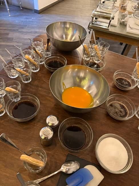 Palermo: Pizza & Tiramisu Class with Free Flowing Fine Wine - Finding Pizzeria I Viziosi Without Stress