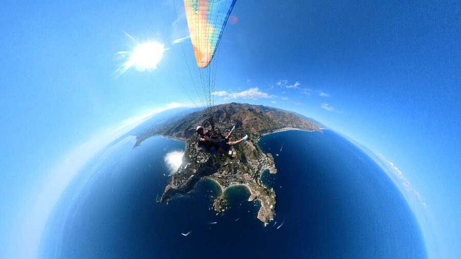 Paragliding Tandem Taormina + Video/Foto e GoPro + Acrobazia - Tandem paragliding over Taormina: you enjoy, the pilot flies