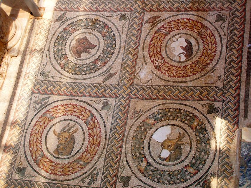 Piazza Armerina: Roman Villa del Casale Mosaics Tour - Dining rooms, private spaces, and daily life tucked into floors